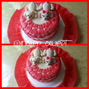 Minitorta roja con decoración de  perritos